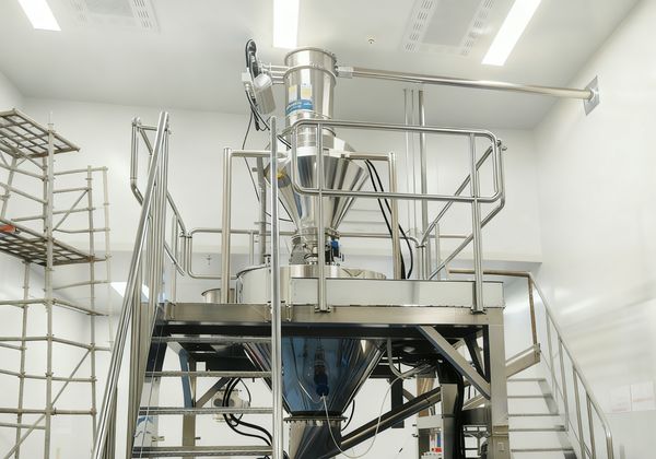 某醫藥行業真空上料機客戶實拍